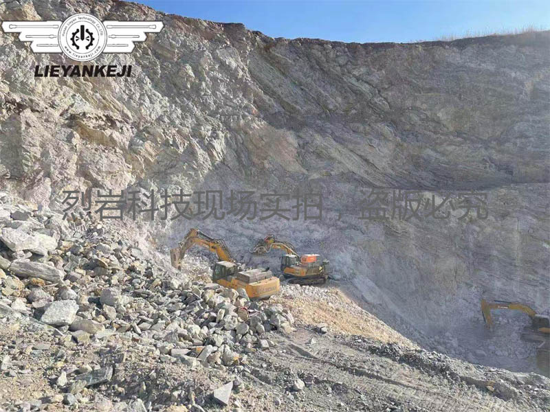 烈?guī)r科技硬巖劈裂機(jī)出征大西北